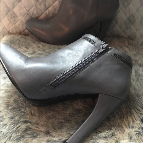 📌2/$20📌 Cynthia Rowley bootie pumps grey - Picture 4 of 7
